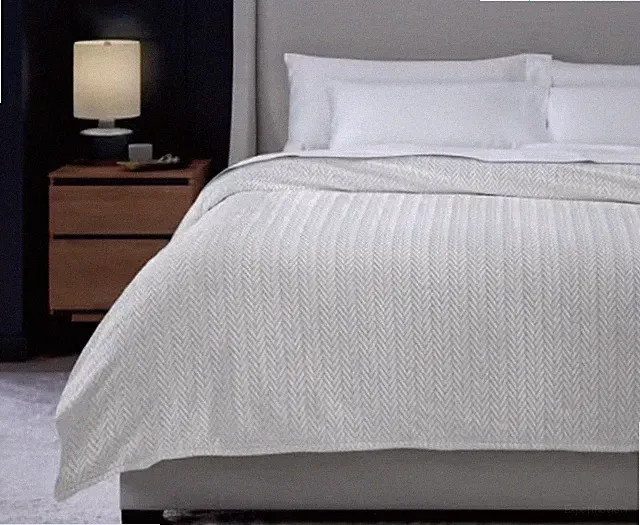 SLEEPNUMBER Plush Blanket - White Chevron - Queen size NEW